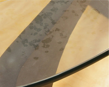 一般的なビニールマット（シボ加工なし）を敷いたガラステーブル
